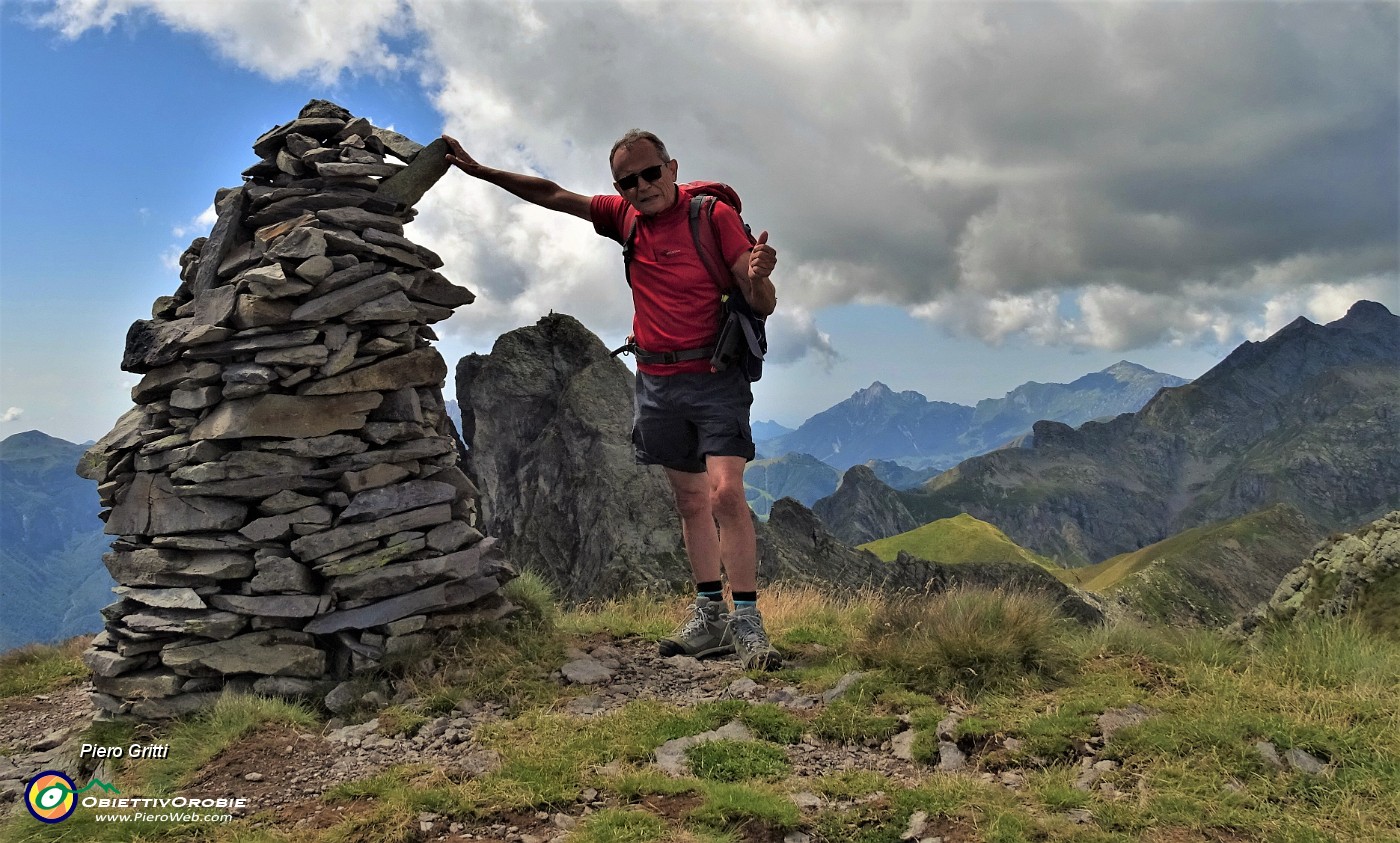 50 All'omone (2330 m)  di vetta del Ponteranica centrale (2372 m).JPG